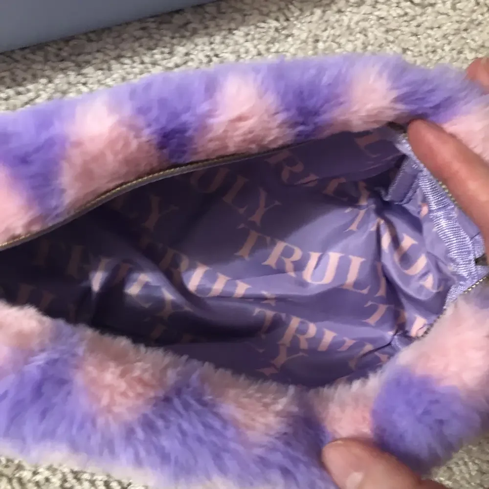 Truly Beauty Razors & Bag —#057 - Picture 2 of 15